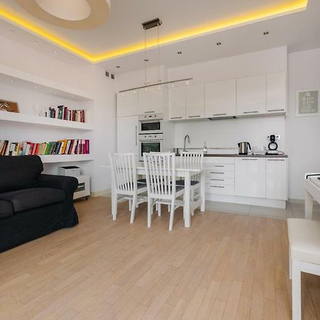 Modern Apartment Across The Ponds Varsovia Exterior foto
